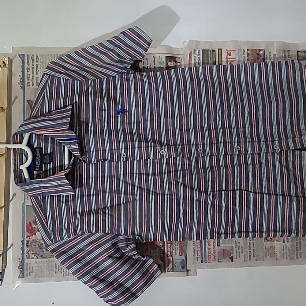 Button-down shirt with short sleeves from US Polo Assn. Boys size 14/16.